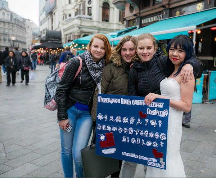 英國倫敦街頭「愛的抱抱」　民間外交成功宣傳台灣
