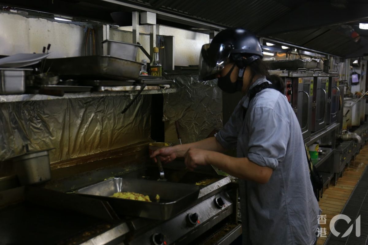 ▲雖然已有不少示威者陸續離開理工大學，但廚師仍繼續留守校園，要替抗爭者煮飯到最後一刻。（圖／翻攝自香港 01 ）
