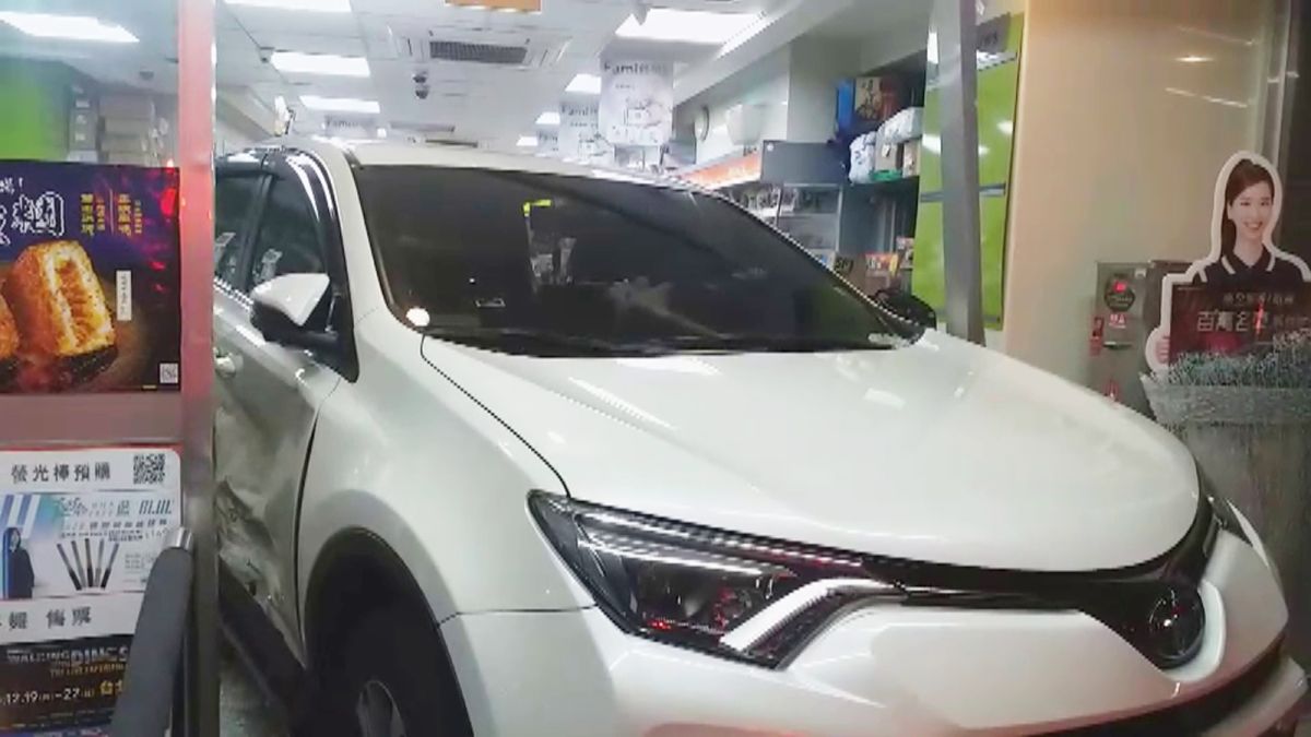 ▲深夜回家的女駕駛疑似因為恍神闖紅燈，剛好攔腰撞上另一輛白色自小客，當場將車撞進路邊的全家便利超商。（圖／桃園分局提供）