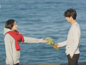 金高恩在韓劇《鬼怪》中向孔劉許願的經典場景也在注文津海邊 (翻攝自YouTube)