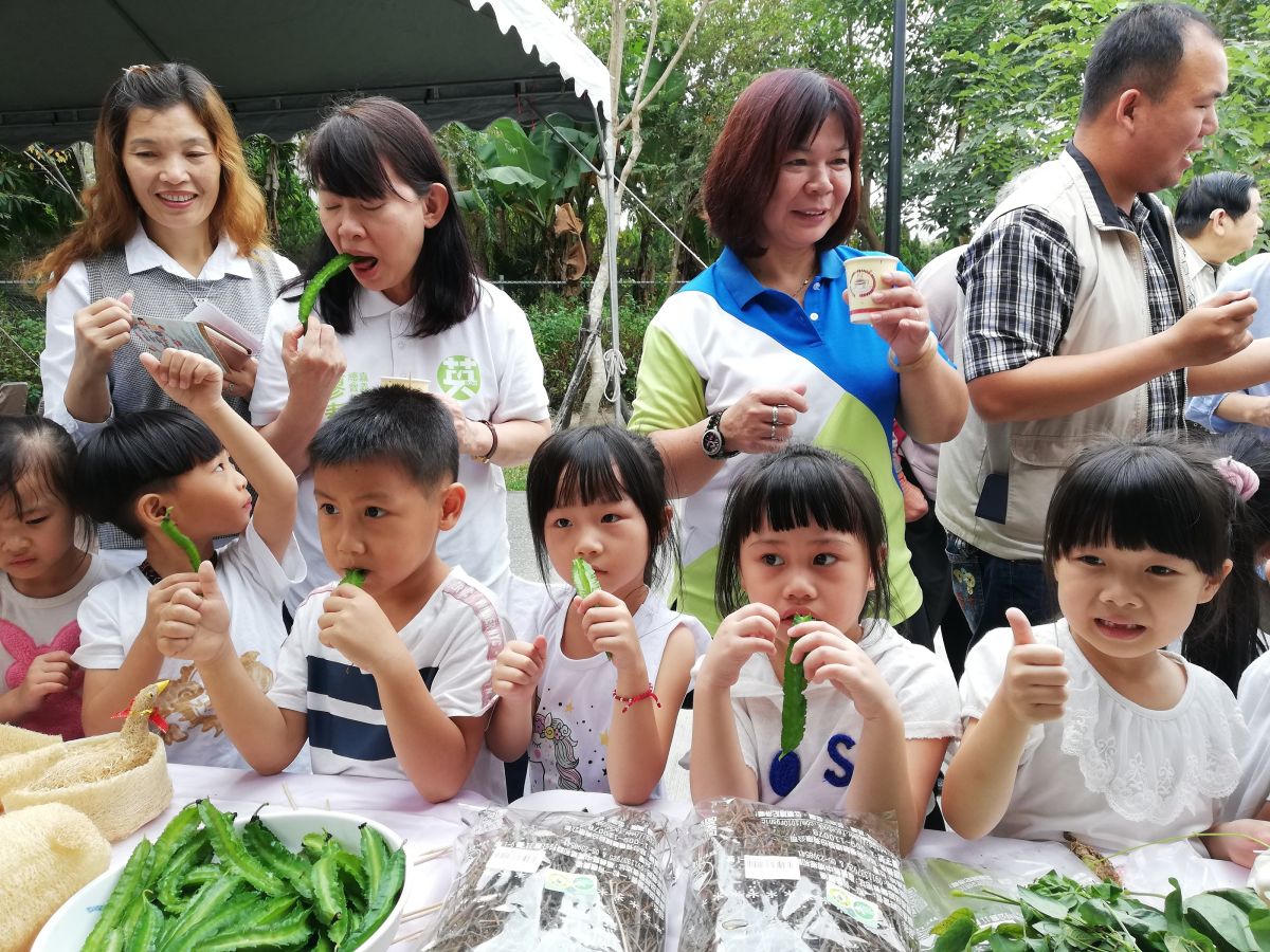 ▲中埔有機「翼豆」，記者會中小朋友新鮮嚐。（圖/記者邱嘉琪攝，2019.11.20）