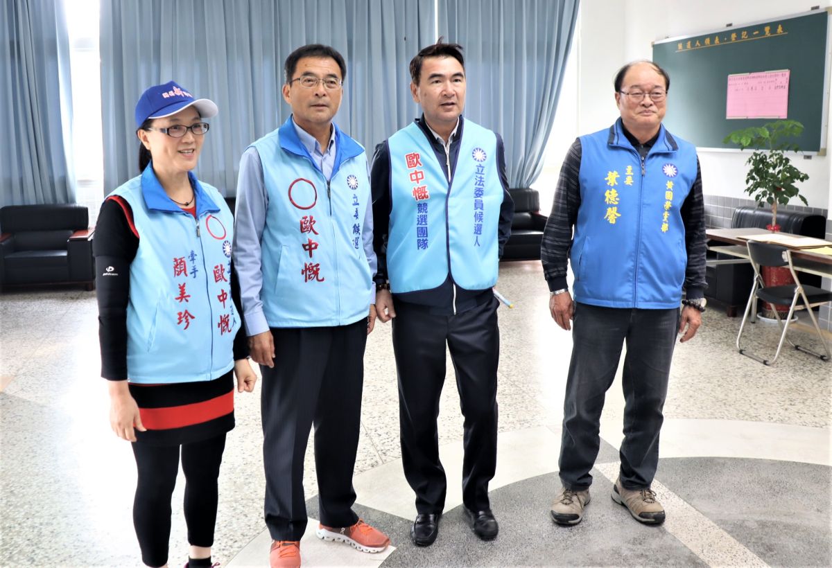 ▲國民黨立委提名人歐中慨20日上午在支持群眾陪同下，到澎湖縣選委會完成立委候選人登記。（圖／記者張塵攝，2019.11.20）