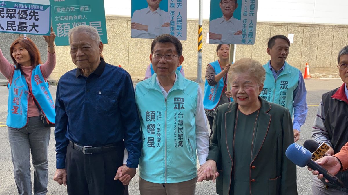 ▲柯爸柯媽扮演柯文哲分身，陪同台灣民眾黨立委候選人顏耀星登記。（圖／記者陳聖璋攝，2019.11.20）