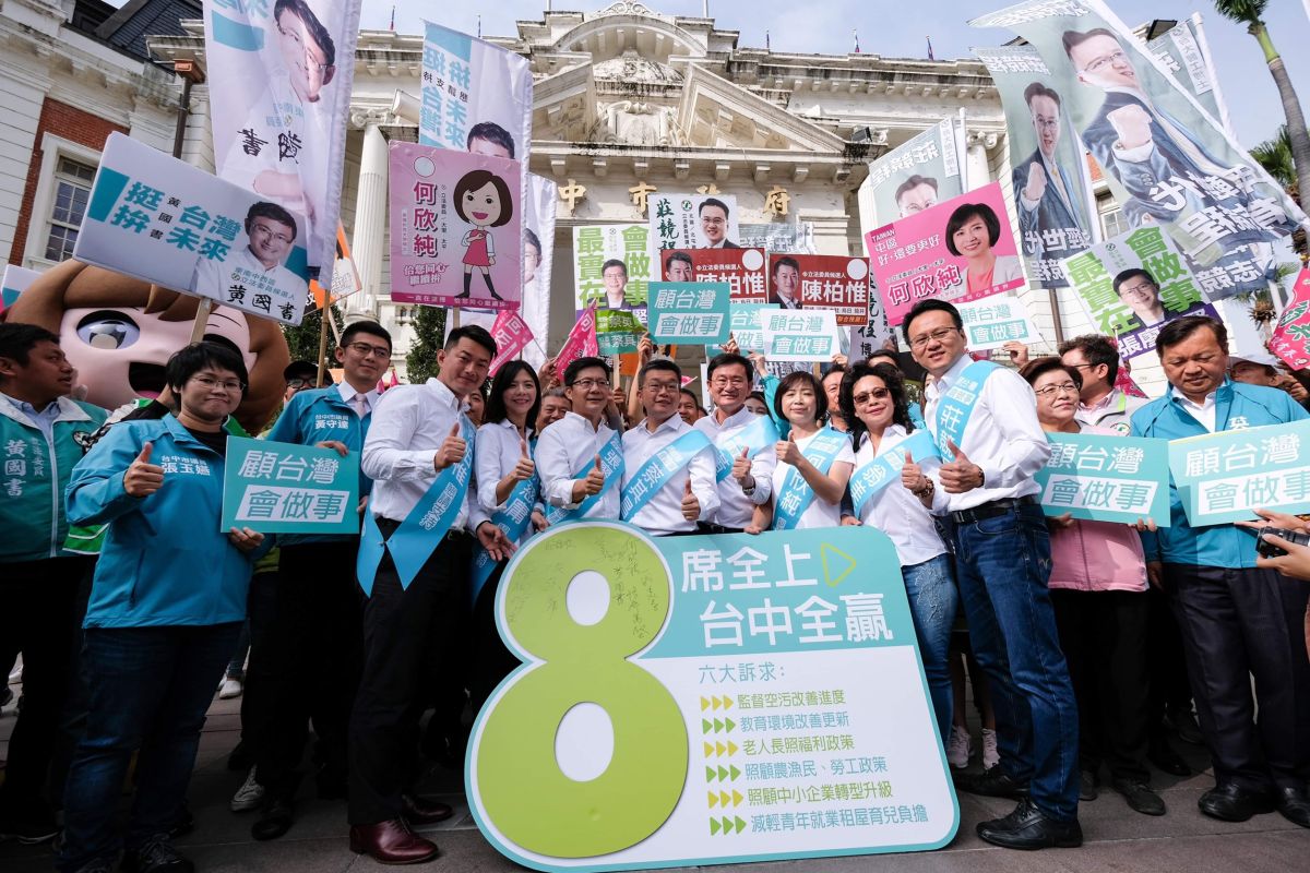 ▲台中市8個選區，綠營立委參選人由蔡其昌帶領陳柏惟、洪慈庸、張廖萬堅、莊競程、黃國書、何欣純及翁美春等人，前往台中州廳完成登記。 (圖／柳榮俊攝2019.11.20)