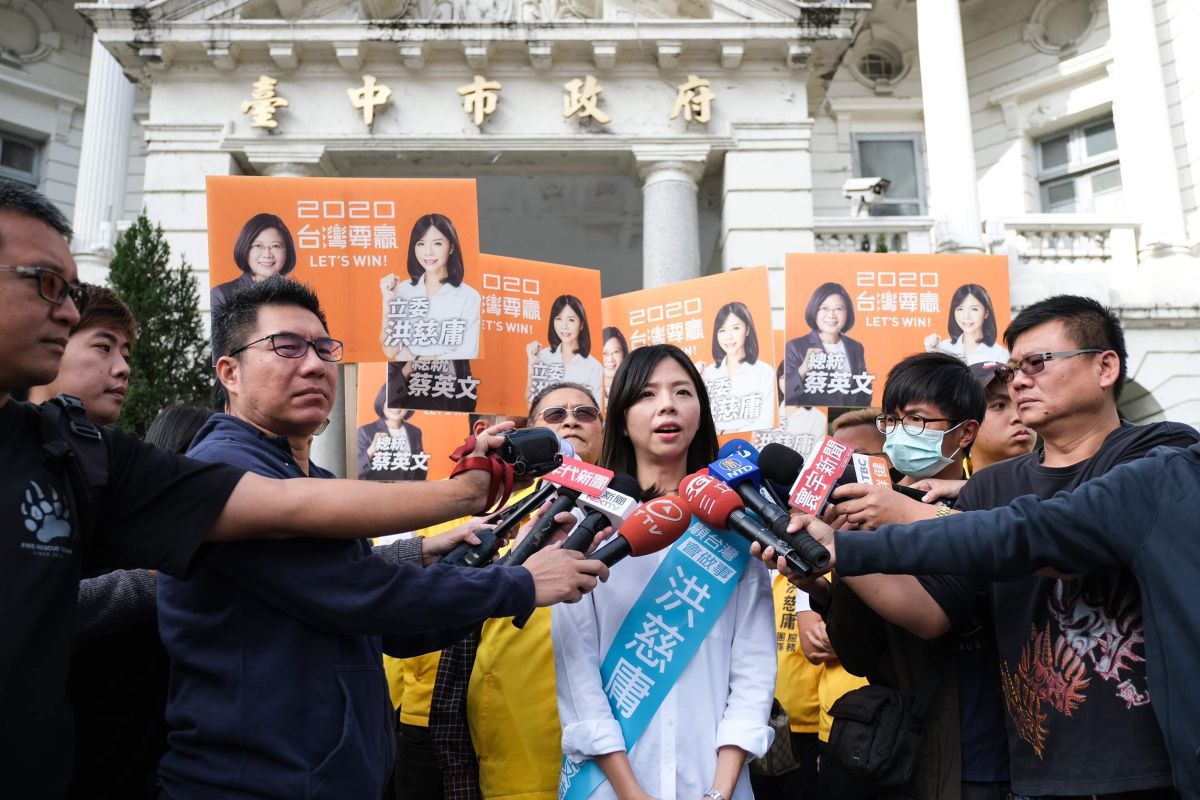 ▲楊瓊瓔未現身登記，由父親與競總執行長洪柳益代理登記，洪慈庸則批，楊瓊瓔創台灣首例副市長帶職參選立委，有政府公帑行個人選舉之實的疑慮。 (圖／柳榮俊攝2019.11. 20)