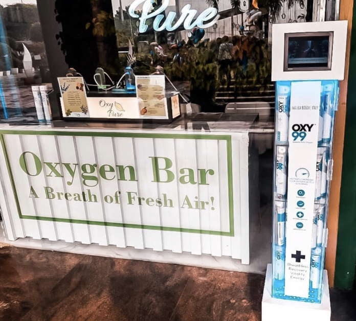 印度德里一名26歲商人Ayavir Kumar打起生意頭腦五月創立「Oxy Pure」， 並開設「氧氣吧」（Oxygen bar）販賣乾淨空氣。（IG:oxy_pure）