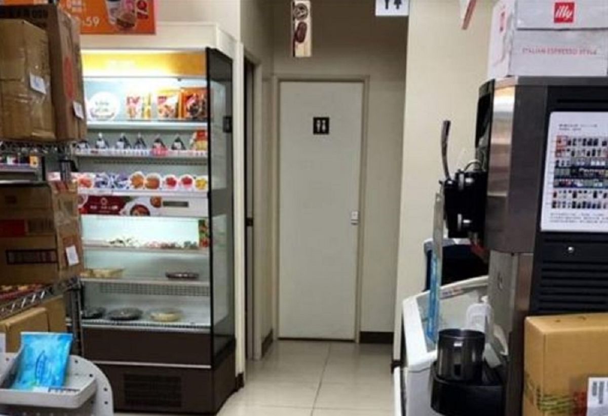 ▲女網友在公廁外等了10分鐘都沒人出來，擔心裡面是否出了意外。（圖／爆怨公社）