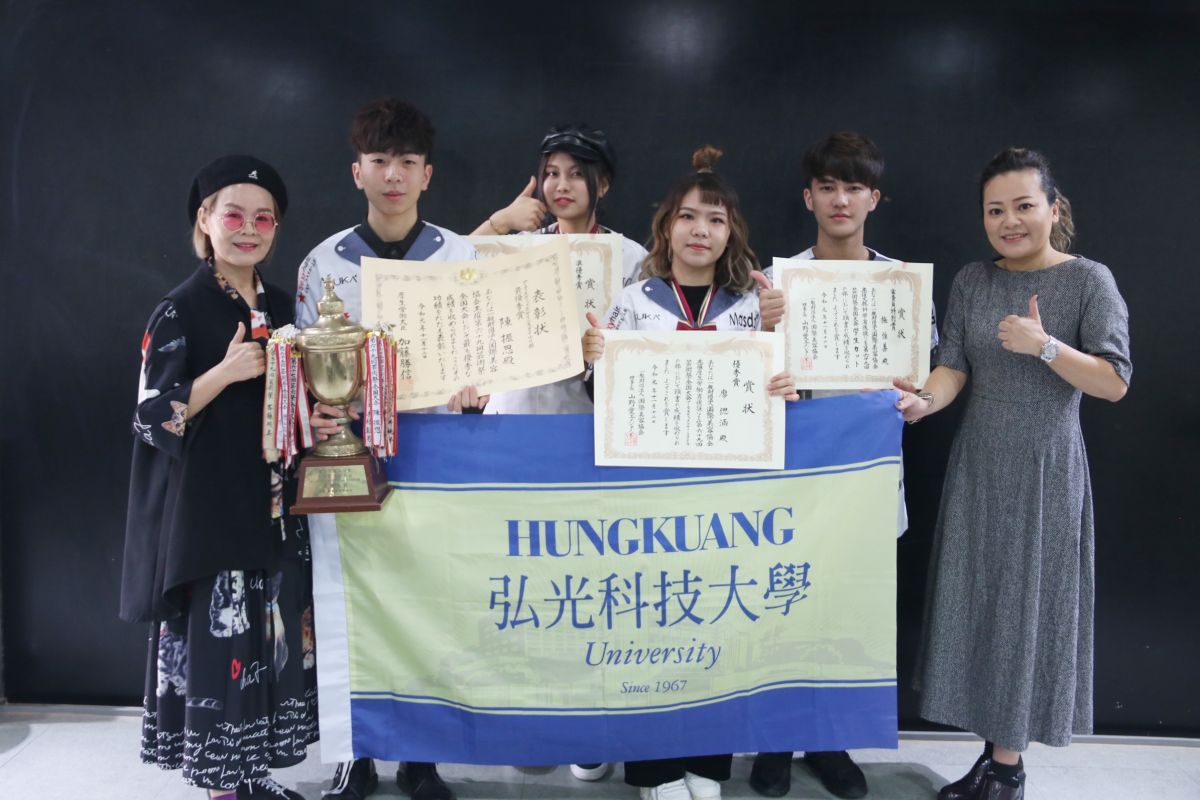 ▲弘光科大美髮系4名學生，參加第69回日本藝術祭比賽，美髮系學生陳振恩(左二)奪日本藝術祭最高榮譽，拿回古董盃。 (圖／弘光科大提供2019.11.20)