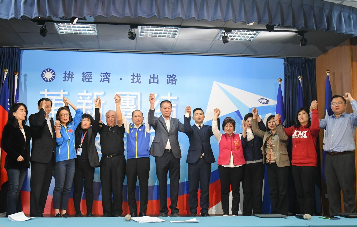 國民黨20日臨時在中常會後舉行不分區立委名單記者會，13名提名人集體出席並高喊團結。( 圖 / 記者葉政勳攝 )