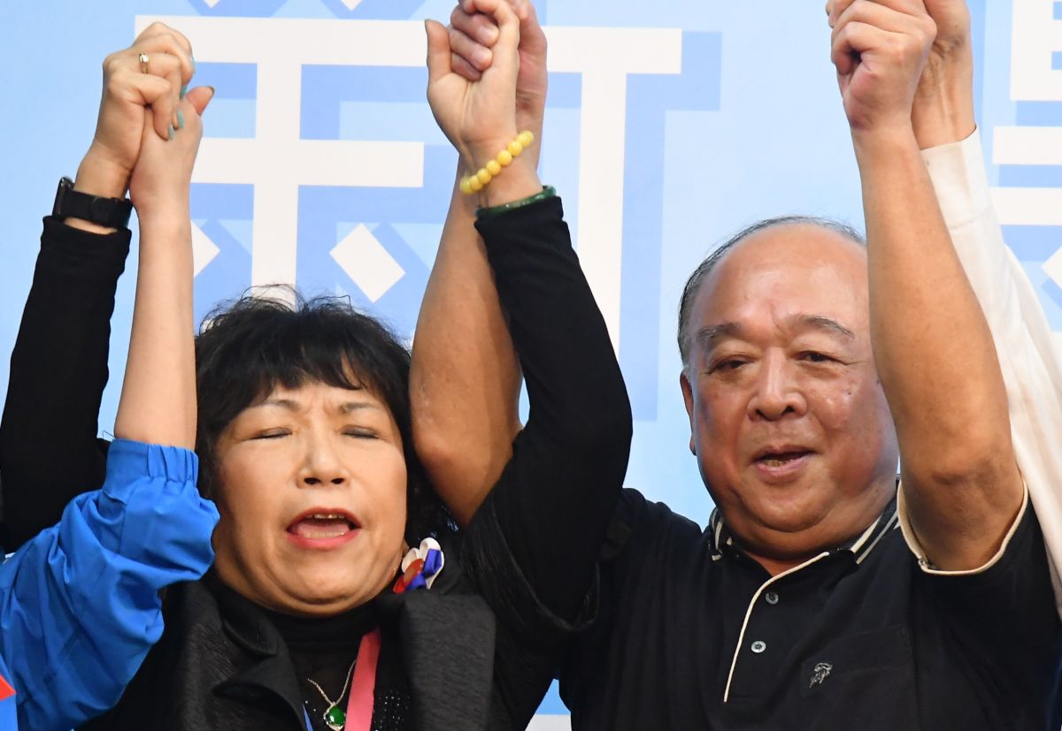 國民黨20日臨時在中常會後舉行不分區立委名單記者會，13名提名人集體出席並高喊團結。( 圖 / 記者葉政勳攝 )