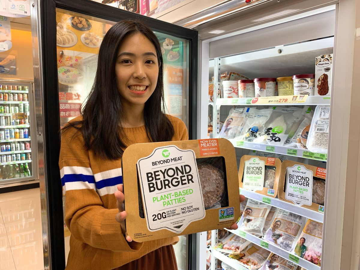 ▲便利商業業者也引進未來漢堡，從今（20）天開始，無論是實體店面或是網路都買得到。（圖／業者提供）