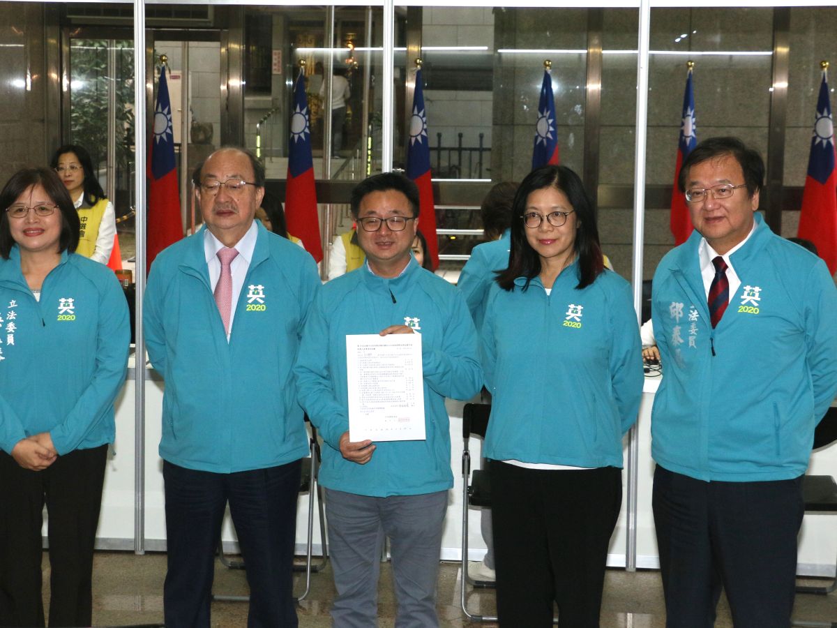 ▲民進黨秘書長羅文嘉20日帶領不分區立委代表前往中選會登記。（圖／記者劉育辰攝）