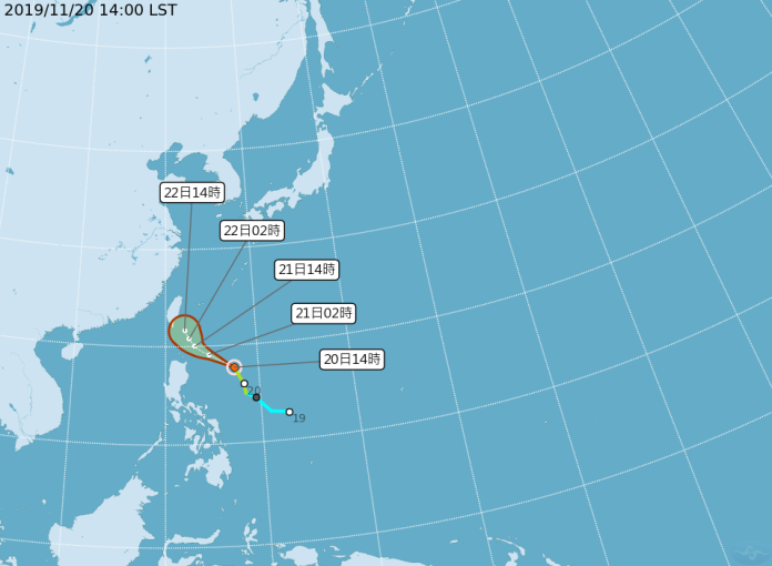 ▲今年第 27 號颱風「鳳凰」今（ 20 ）日上午生成，氣象局預估颱風將會沿著台灣東部海岸北上，最快周四上午就會發布海上颱風警報。（圖／中央氣象局）