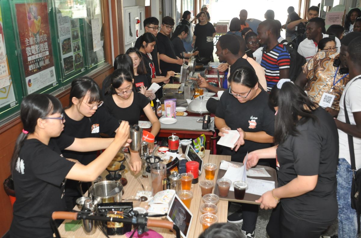 ▲學生要準備外送的餐點，還要接待現場訂購的顧客，實際感受創業的挑戰。（圖／記者陳雅芳攝，2019.11.20）