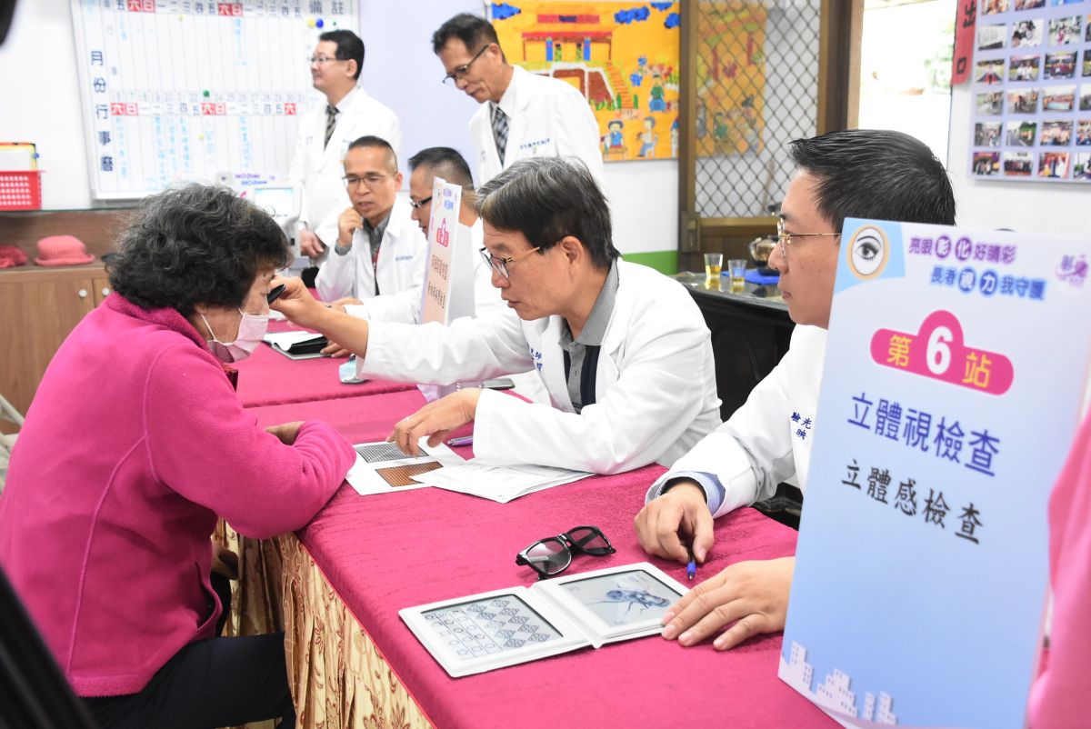 ▲彰化縣內驗光師(生)公會驗光人員，到社區 到社區各據點為長者視力檢查及服務。（圖／記者陳雅芳攝，2019.11.20）