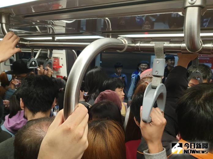 ▲台北捷運文湖線今（ 20 ）日下午約 17 點 30 分許發生異常，列車卡在軌道上超過 10 分鐘，不少民眾擠在車廂內動彈不得。（圖／民眾許小姐提供）