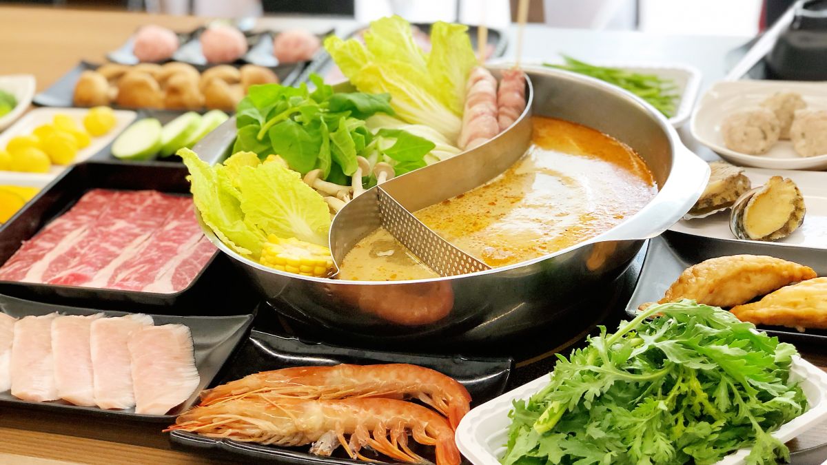 ▲各式澎湃食物採小份量包裝，想吃多少就拿多少，不管是一個人或團體聚餐，都能滿足。（圖／記者陳美嘉攝）