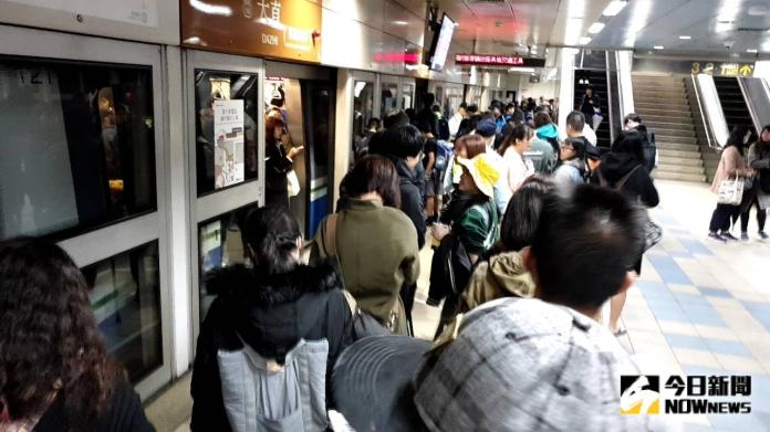 ▲台北捷運文湖線今（ 20 ）日下午約 17 點 30 分許發生異常，月台上也擠滿等待搭車的民眾。（圖／民眾許小姐提供）