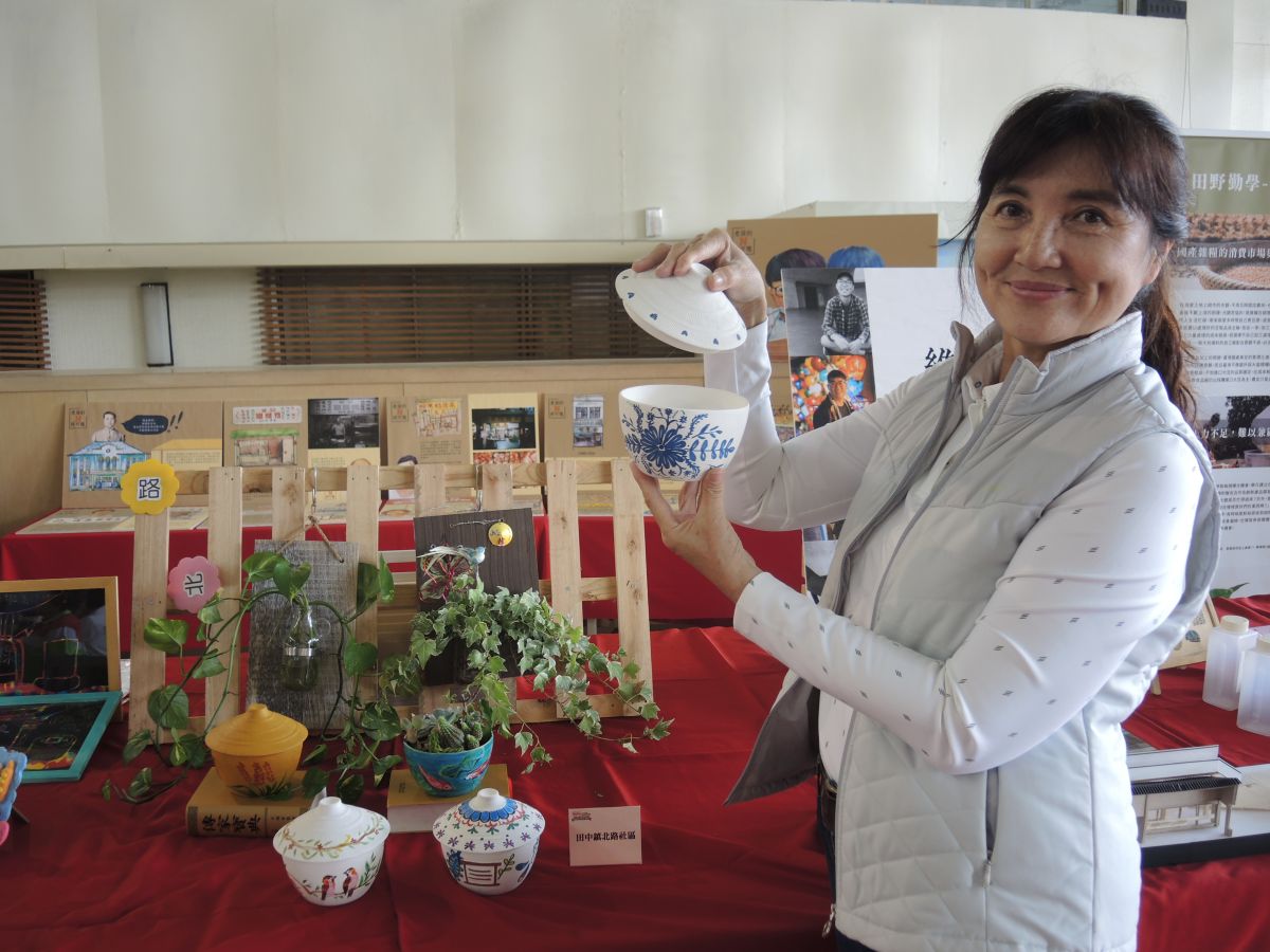 ▲田中鎮北路里社區請窯燒師父打造窯燒古亭笨，嬌小玲瓏又可當做居家裝置藝術，十分搶手。（圖／記者陳雅芳攝，2019.11.20）