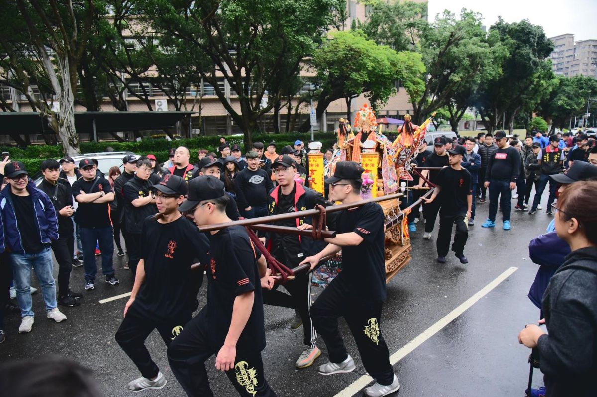 ▲頑童小春親扛神轎。（圖／本色音樂提供）