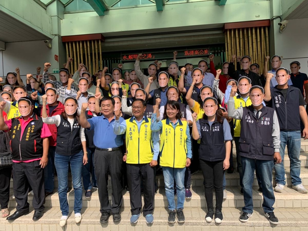 支持者戴上王啟澧面具，要當王分身翻轉嘉義，送王啟澧進立法院。(圖／記者陳惲朋攝）