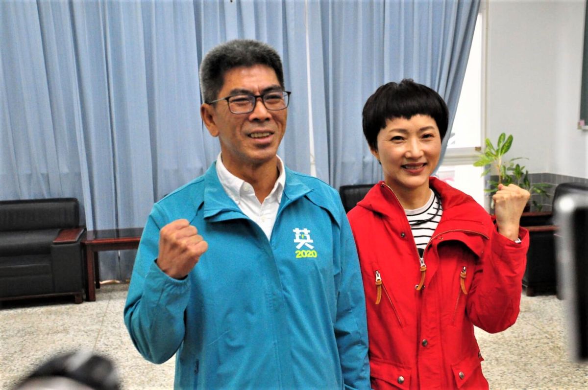 ▲民進黨立委楊曜與夫人、馬公市代表蘇育德陪同下，到澎湖縣選委會完成立委候選人登記。（圖／記者張塵攝，2019.11.20）