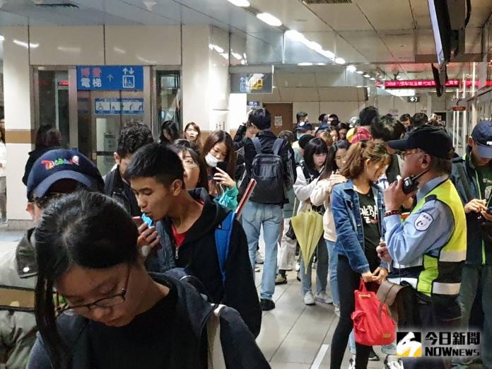 ▲台北捷運文湖線今（ 20 ）日下午 17 時 30 分許發生異常，造成不少民眾行程大亂。（圖／民眾許小姐提供）