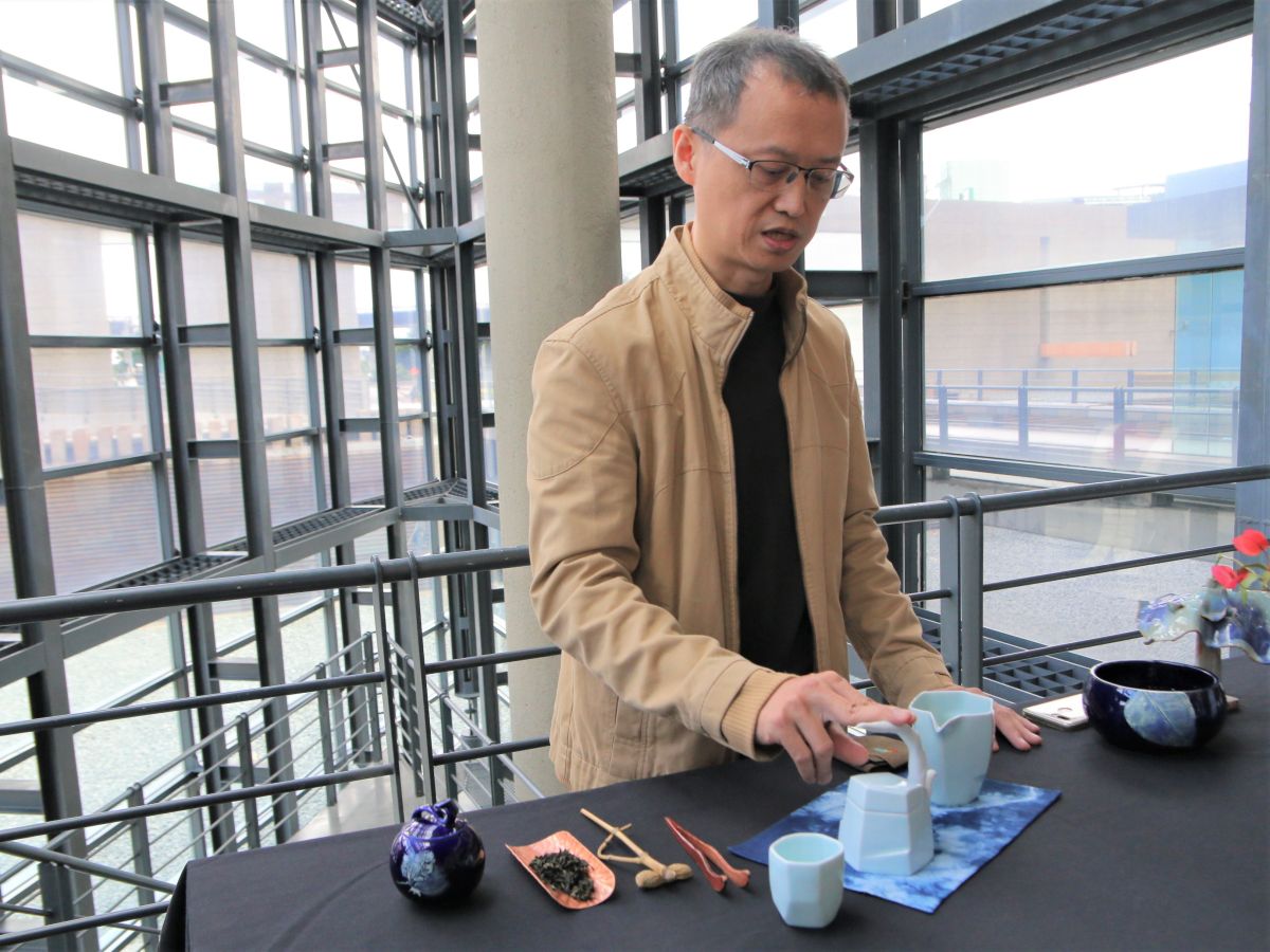 ▲由獲得多屆金壺獎的陶藝家卓銘順所設計的《茶山雲舞茶具組》首次亮相。（圖／新北市文化局提供）