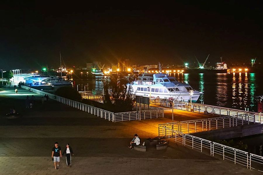 ▲高雄港21、22號遊艇碼頭將於租約到期收回，喜歡觀賞夜景景觀的民眾，仍到碼頭周邊巡禮。(圖／記者黃守作攝) 