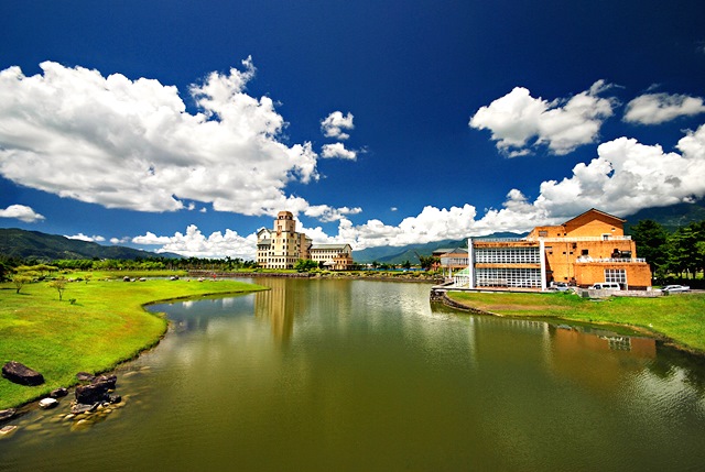 ▲日前有網友有提問「台灣最漂亮的大學是哪間？」而引起許多人討論。（圖／取自國立東華大學語言中心臉書）