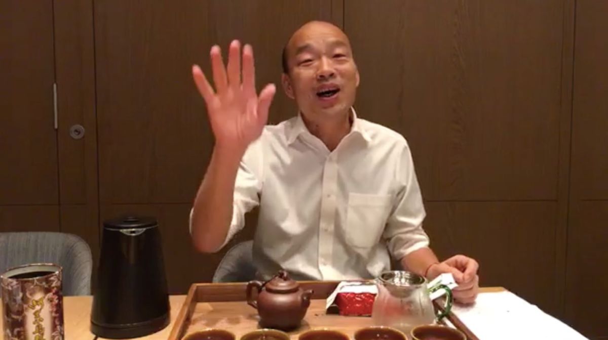 ▲國民黨總統參選人韓國瑜昨（20）日晚間在臉書上邊泡茶邊直播，大談日前所提出關於兩岸、學貸等政見。（圖／翻攝自韓國瑜臉書）