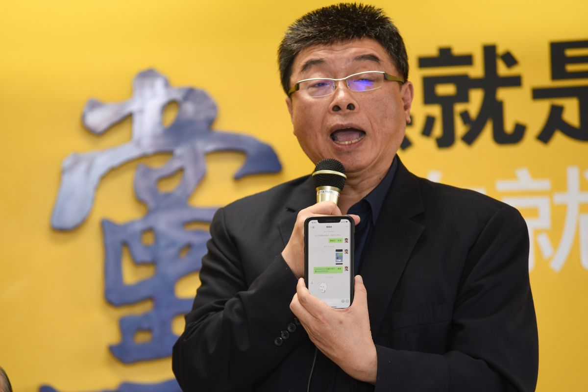 ▲邱毅列新黨不分區立委被提名人第一位，他出示韓國瑜傳給他的微信內容。（圖／記者陳明安攝, 2019.11.21）