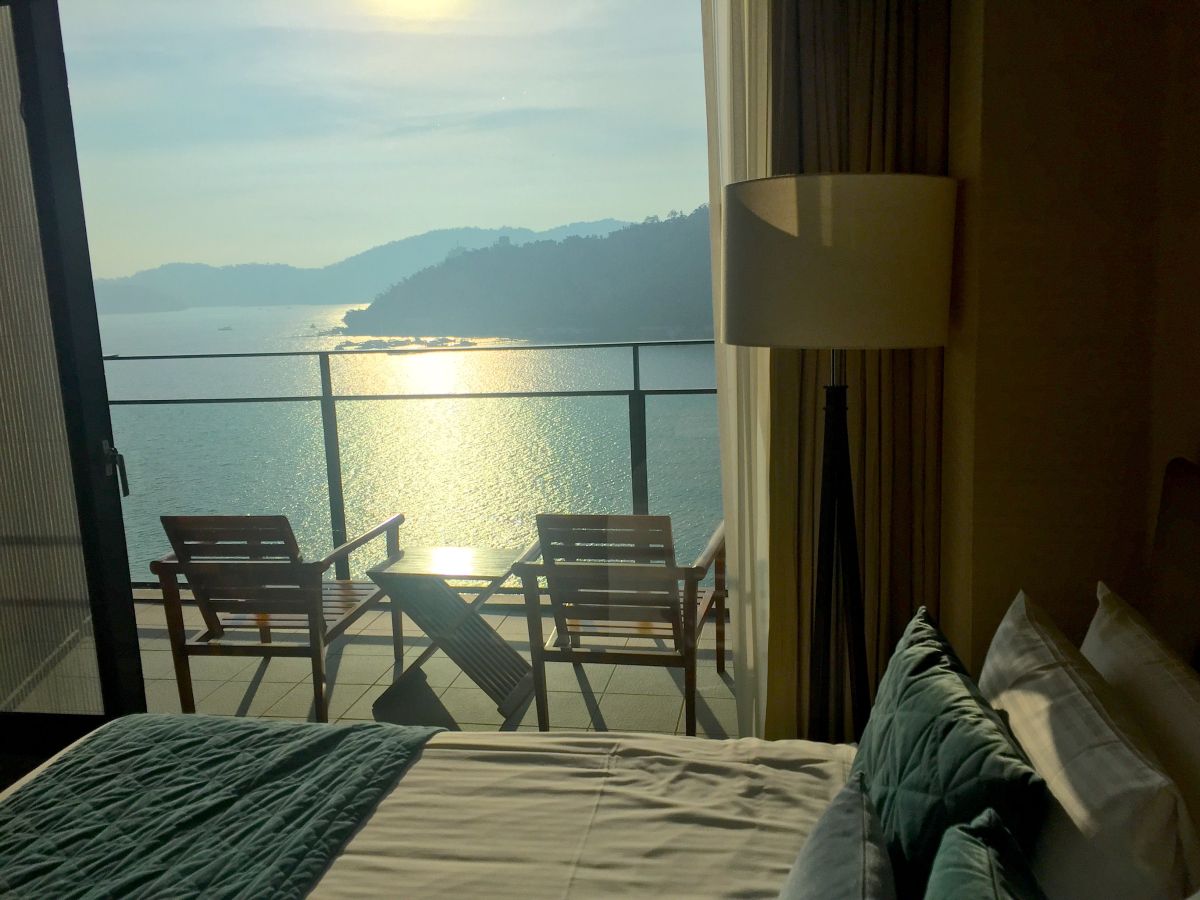 ▲酒店業者為了提升住宿品質與顧客滿意度，以當代簡約風格，將空間與細節完美融入室內設計，更以呼應日月潭自然景觀為概念來感受山水之美。（圖／記者黃仁杰攝）