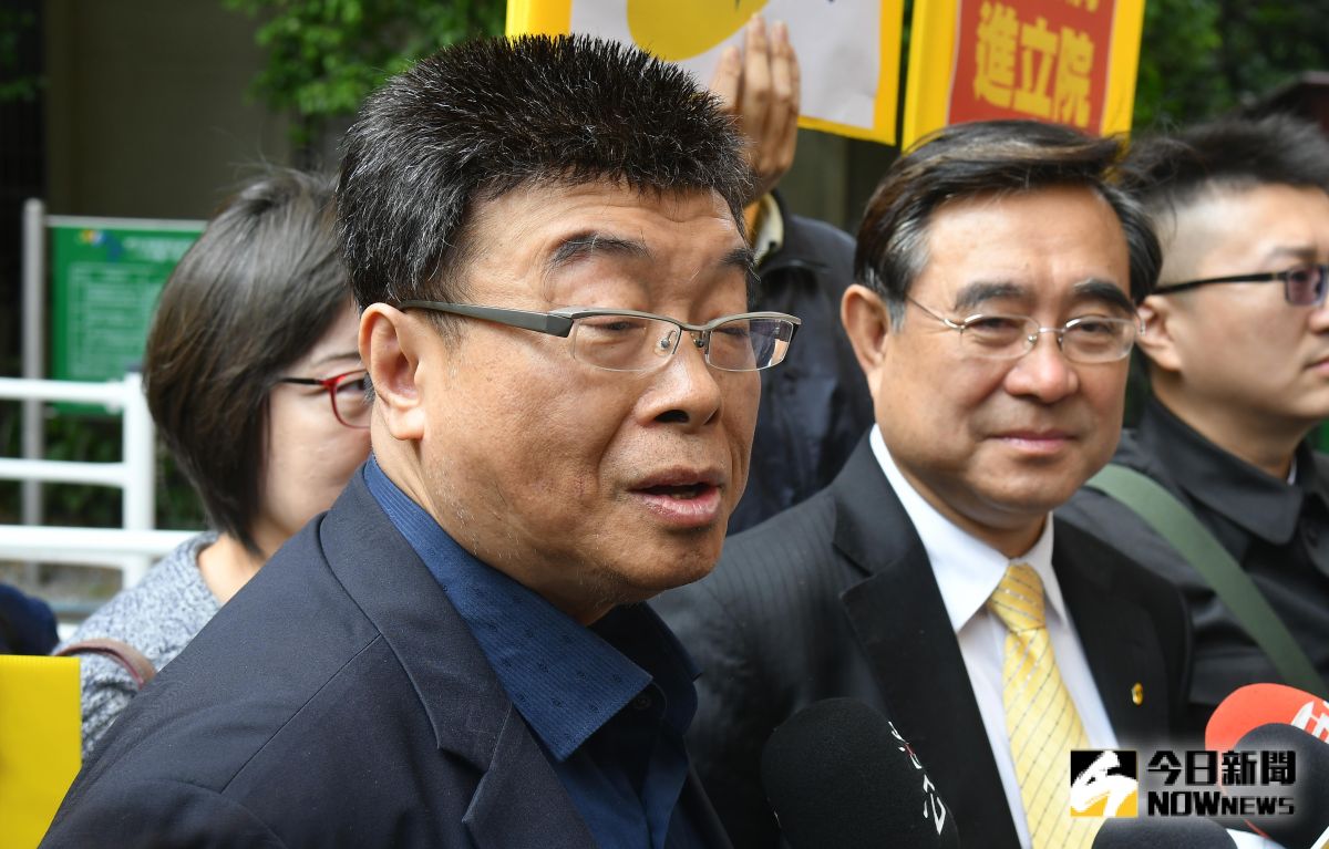 ▲新黨不分區立委參選人排名第一順位的邱毅前往中選會登記。（圖／記者葉政勳攝 , 2019.11.21）