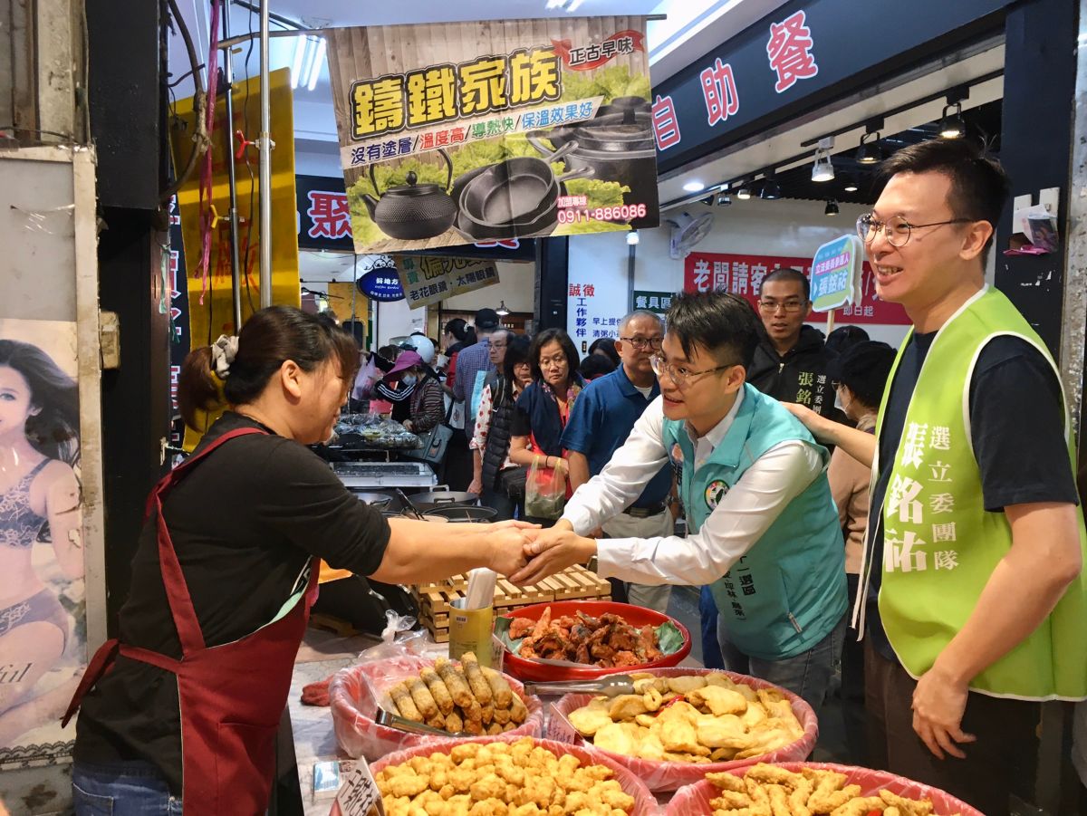 ▲民進黨副秘書長林飛帆今（21）日到新店輔選新北第十一選區立委參選人張銘祐。（圖／張銘祐辦公室提供）