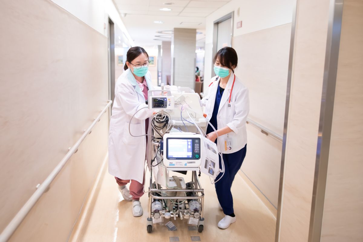 ▲一名足月出生的新生兒因突發性呼吸窘迫需要緊急救援，東元綜合醫院急重症新生兒專業照護團隊緊急出勤。（圖／東元醫院提供）