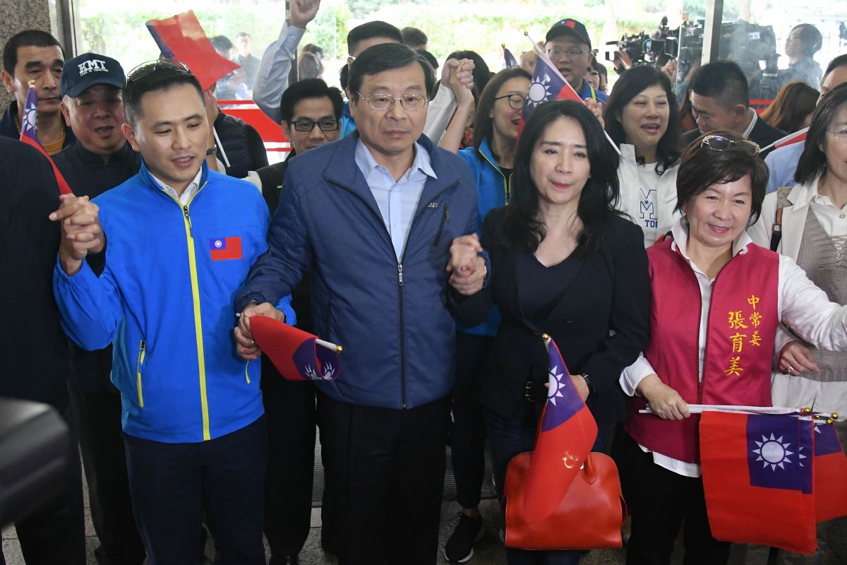 國民黨立院黨團總召曾銘宗率領黨內不分區立委提名人前往中選會登記。( 圖 / 記者葉政勳攝 )