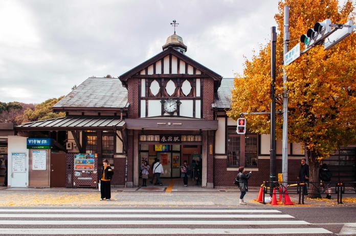 週二，東日本旅客鐵路株式會社（JR East）宣佈明年東京奧運結束後，將拆除原宿車站，並在原址旁新建全新車站。(Shutterstock)