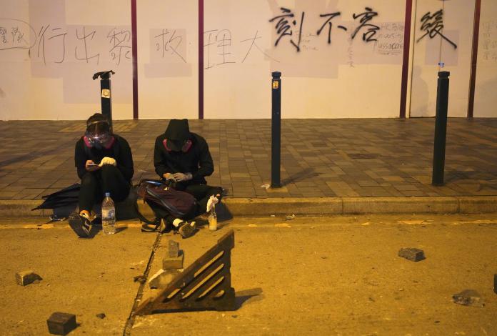 ▲中國大陸傳出學校教育學生香港示威者為「暴徒」。（圖／美聯社／達志影像）