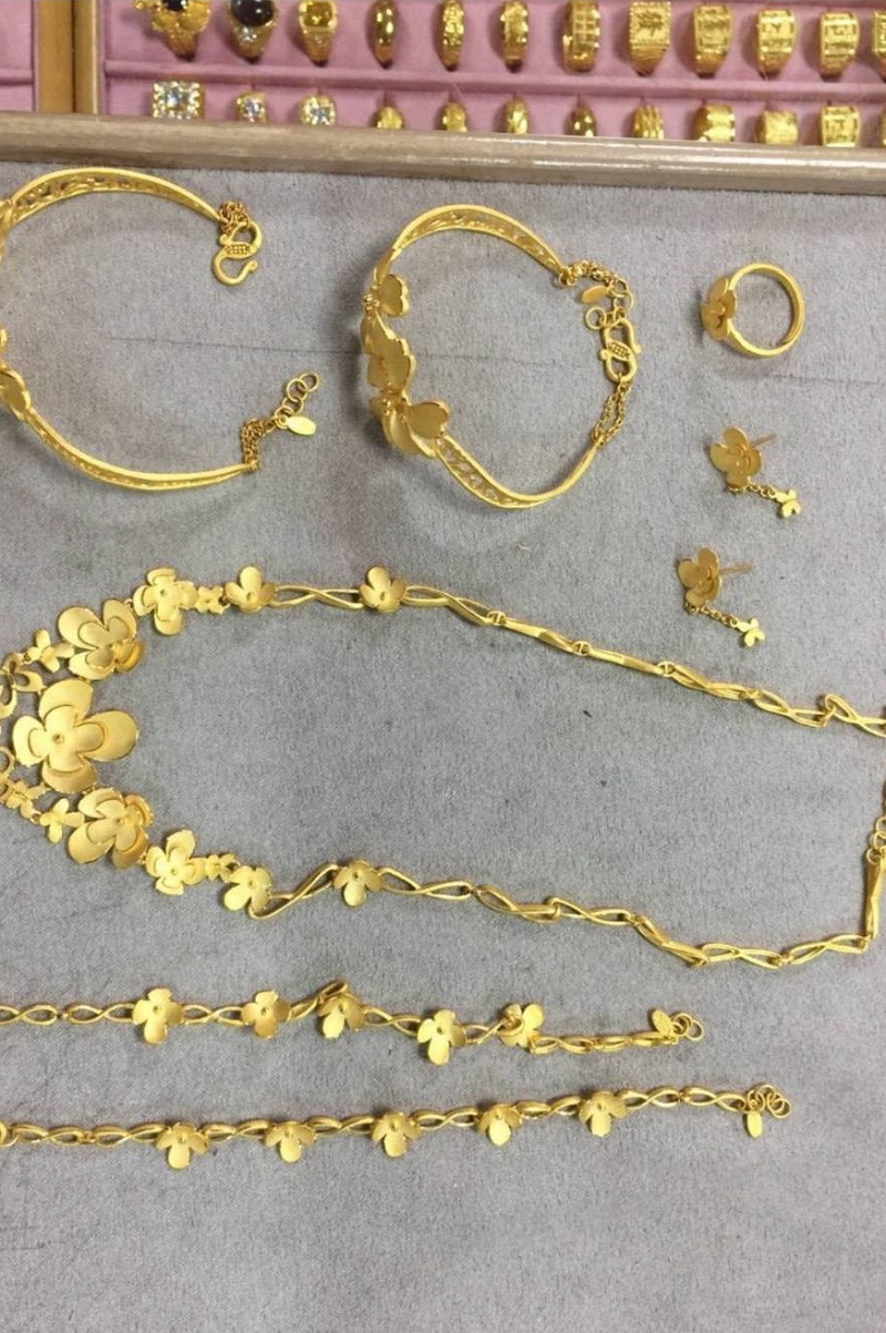 ▲台中市警方追回被搶的金飾（圖／業者提供）