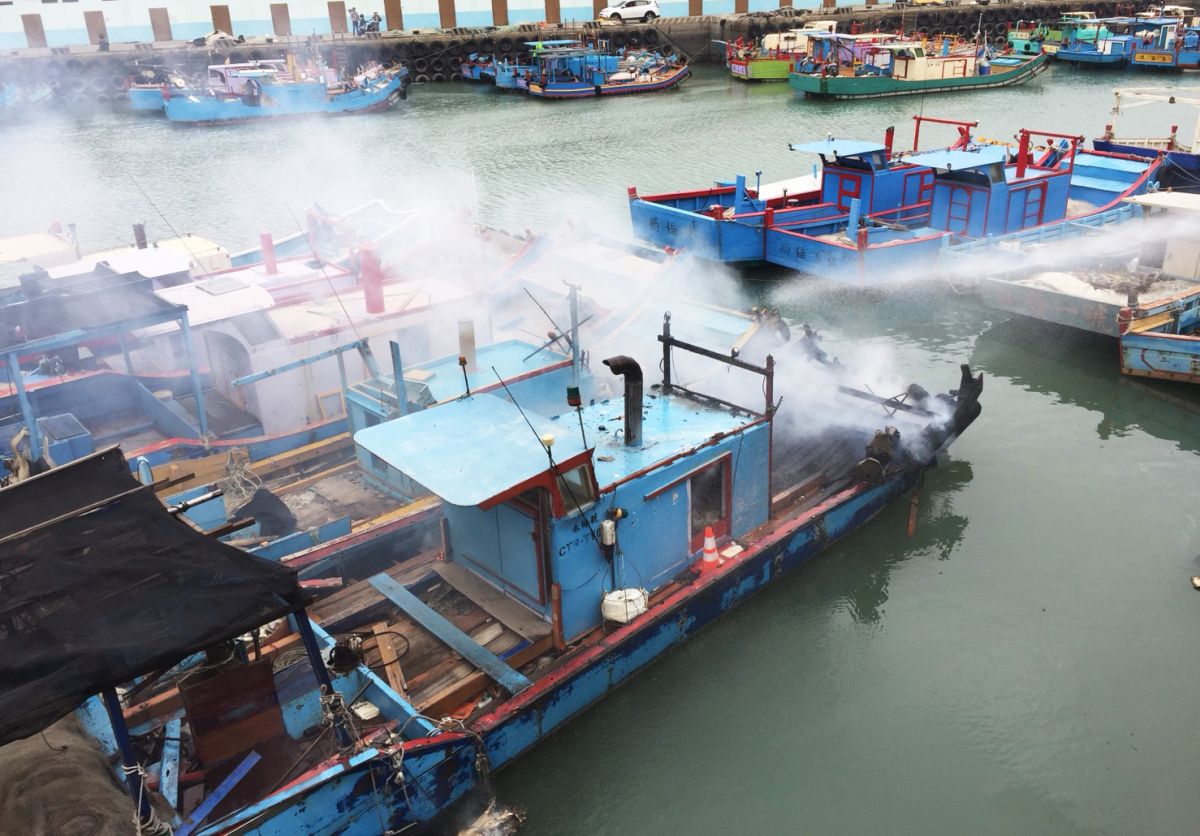 ▲竹圍漁港今天下午發生一起火燒船事件，火勢相當猛烈，濃煙不斷竄燒，消防人員獲報後，立即前往灌救，避免延燒到其他船隻。（圖／桃園市消防局提供）