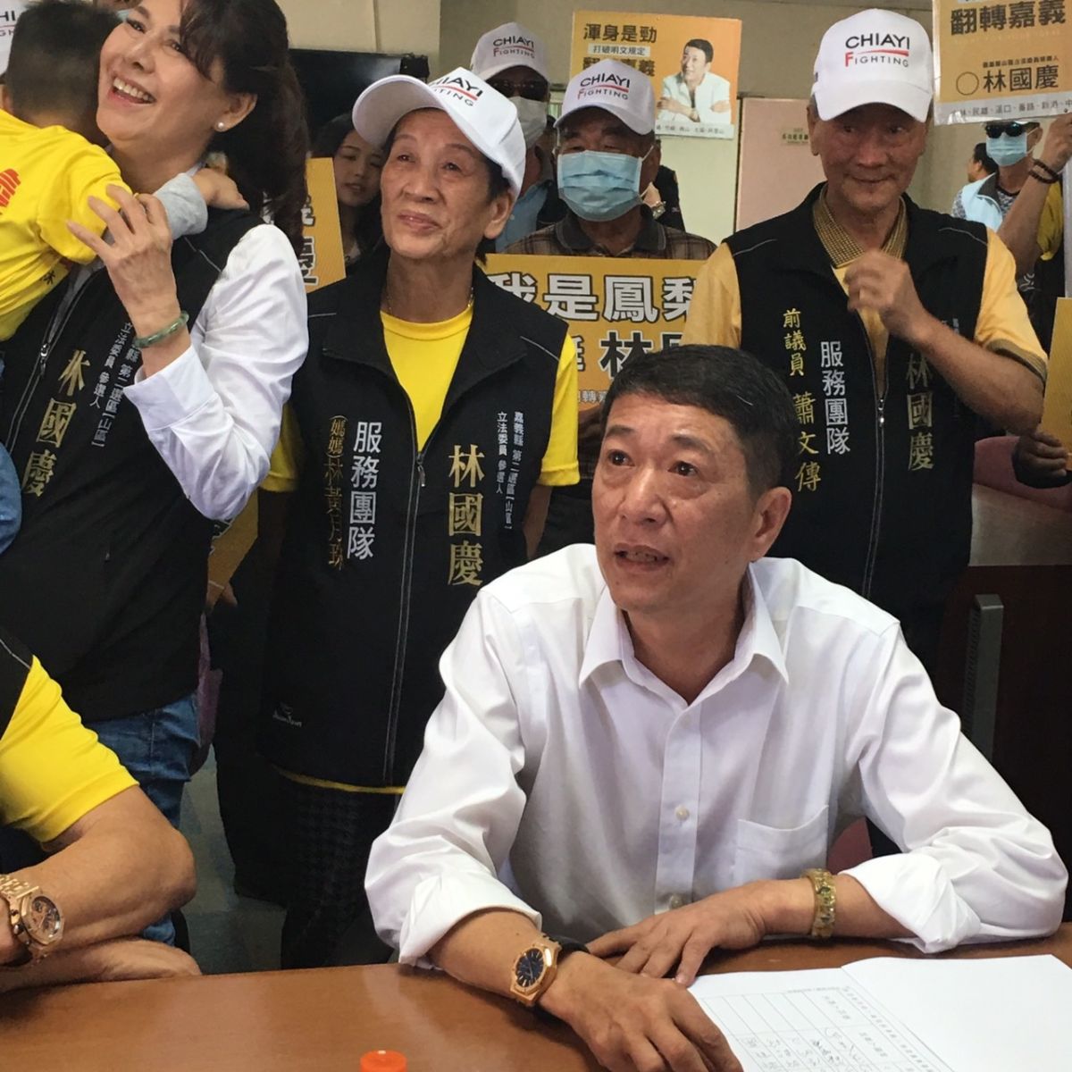 ▲前民進黨立委林國慶在父母、太太及地方人士的陪同下，以無黨籍完成參選嘉義縣第二選區區域立委登記。(圖/嘉義縣政府提供)
