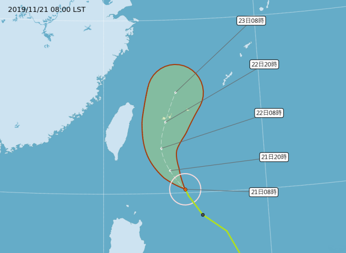 ▲氣象局已將鳳凰颱風路徑往東修正，未來發布海上颱風警報的機率大幅降低。（圖／中央氣象局）