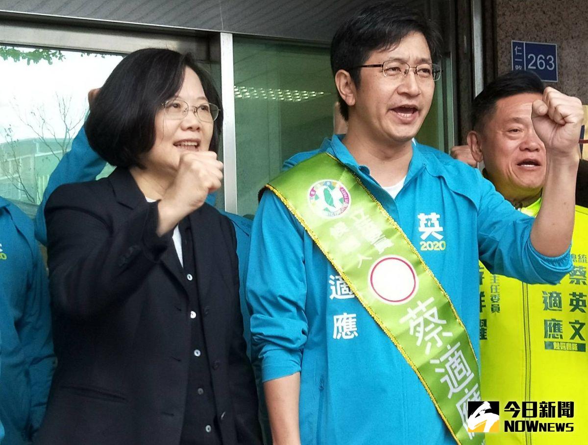 ▲蔡英文在為立委蔡適應登記站台時，回應國民黨主席吳敦義對民進黨不分區名單的批評。（圖／記者劉育辰攝）