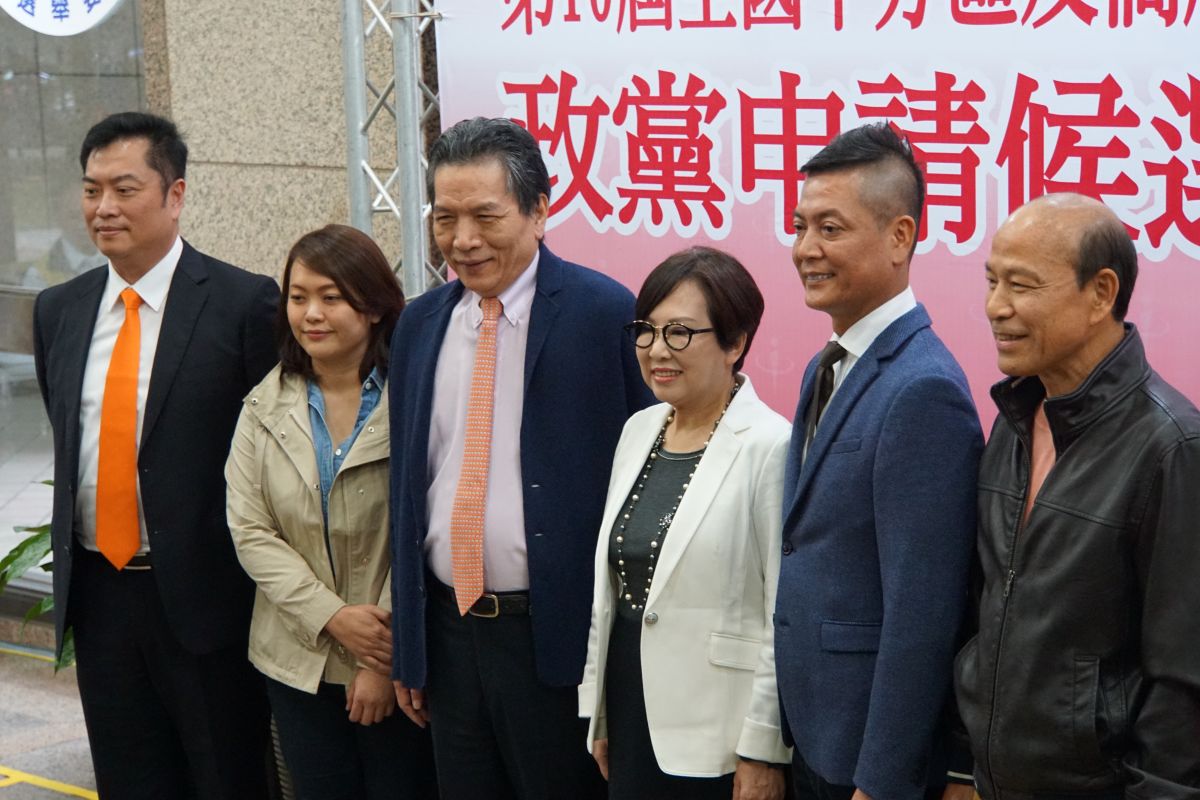 ▲親民黨副總統參選人余湘（右三）陪同不分區立委被提名人赴中選會登記。（圖／記者呂炯昌攝, 2019.11.21）