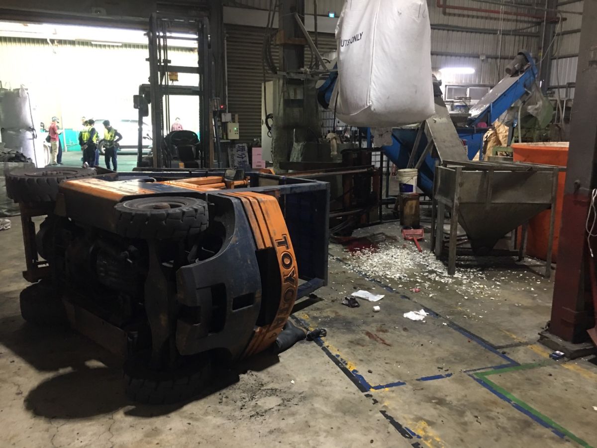 ▲疑是堆高機操作不慎，側翻壓傷2名工人，其中1名工人當場OHCA。（圖／記者陳聖璋翻攝）