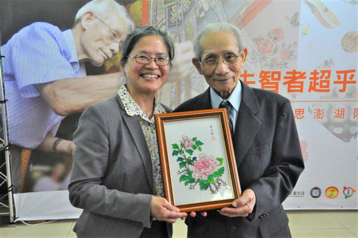 ▲在澎湖從事宮廟彩繪藝術、人稱「澎湖人間國寶」的黃友謙，現身社團法人台灣失智症協會澎湖場，教病友用愛畫出另一片天地。（圖／記者張塵攝，2019.11.21）