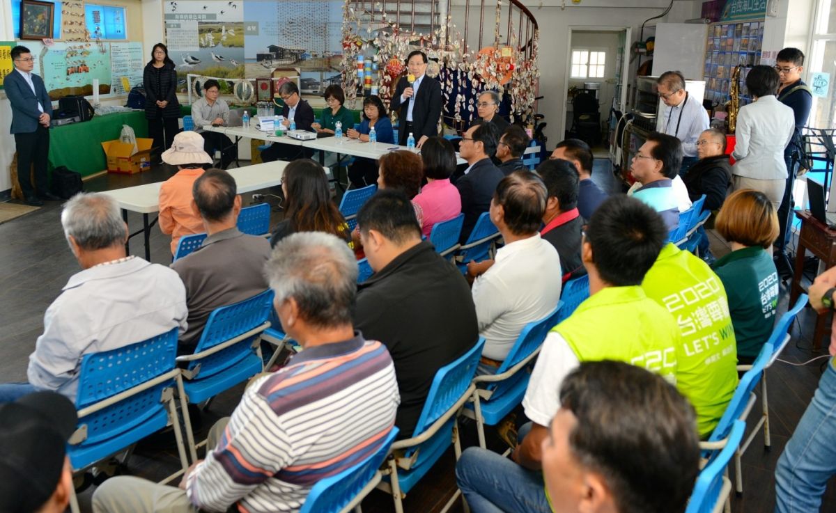 ▲立法院經濟委員會共聚台西與漁民商討綠能專區狀況，並探討新興區開發的未來性。（圖／記者蘇榮泉攝，2019.11.21）
