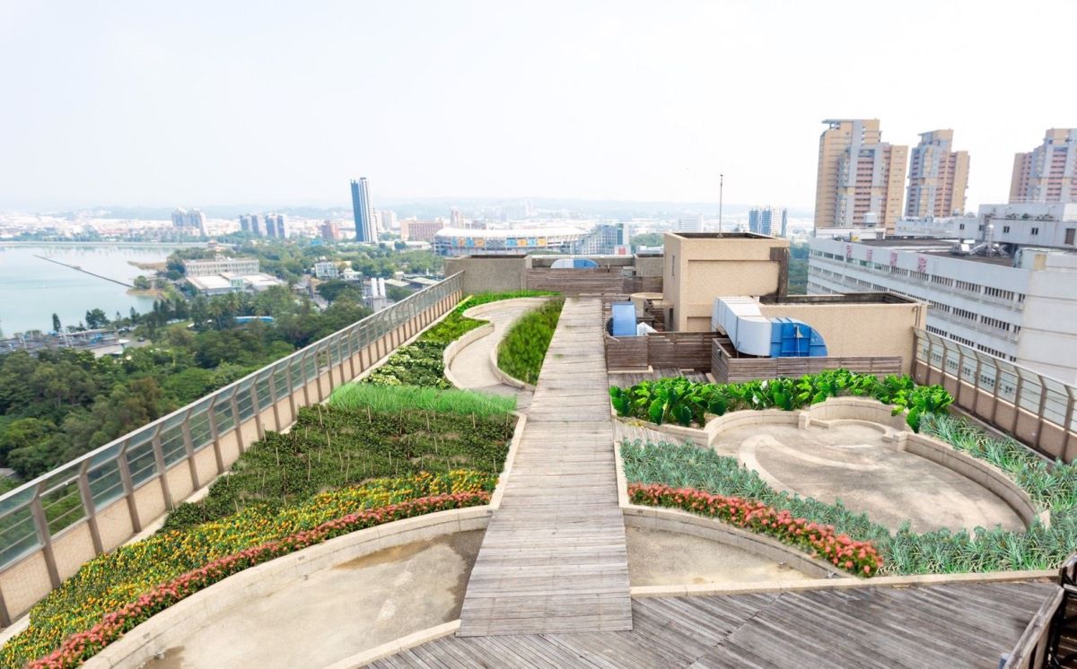 ▲高雄市政府工務局今年啟動立體綠化2.0等各項專案，首案長庚醫院復健大樓觀湖耕心園今(21)日舉辦完工啟用儀式。 (圖／高市府提供)