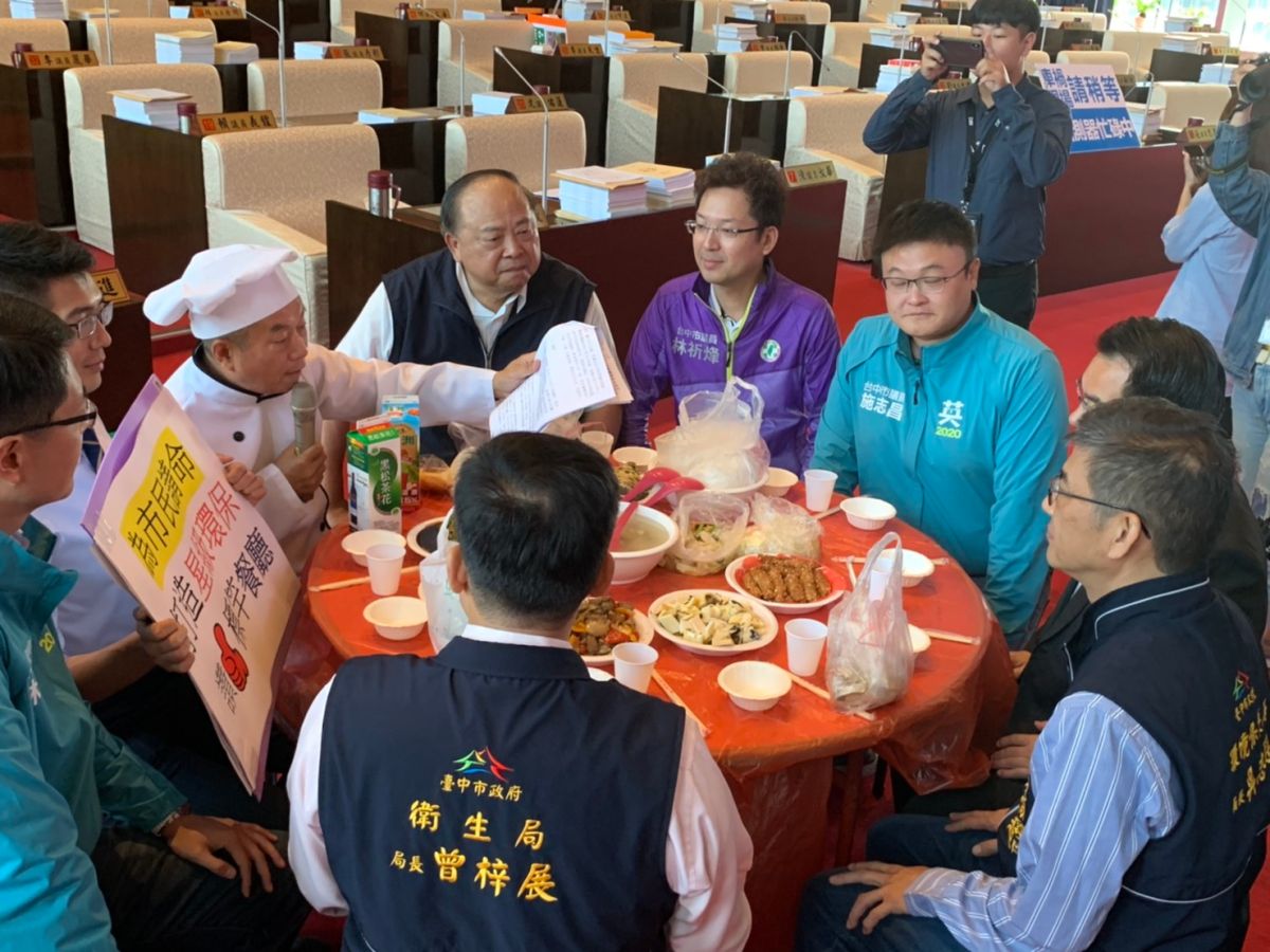 ▲議員鄭功進扮廚師，在議場上透過實境辦桌，呼籲市府應投入更多資源，落實真正的環保餐廳。 (圖／柳榮俊攝2019.11.21)